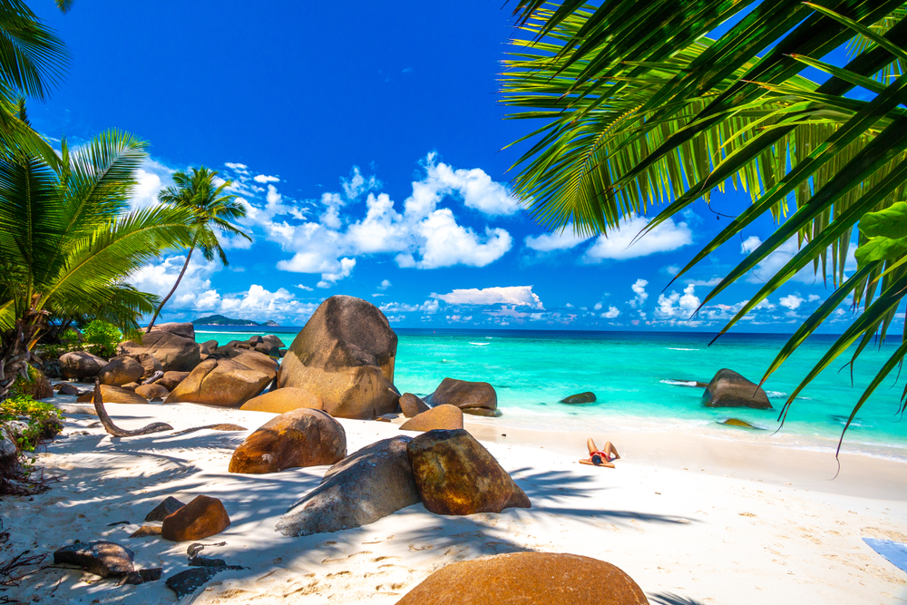 Typical,Beach,In,Seychelles,With,Granite,Rocks