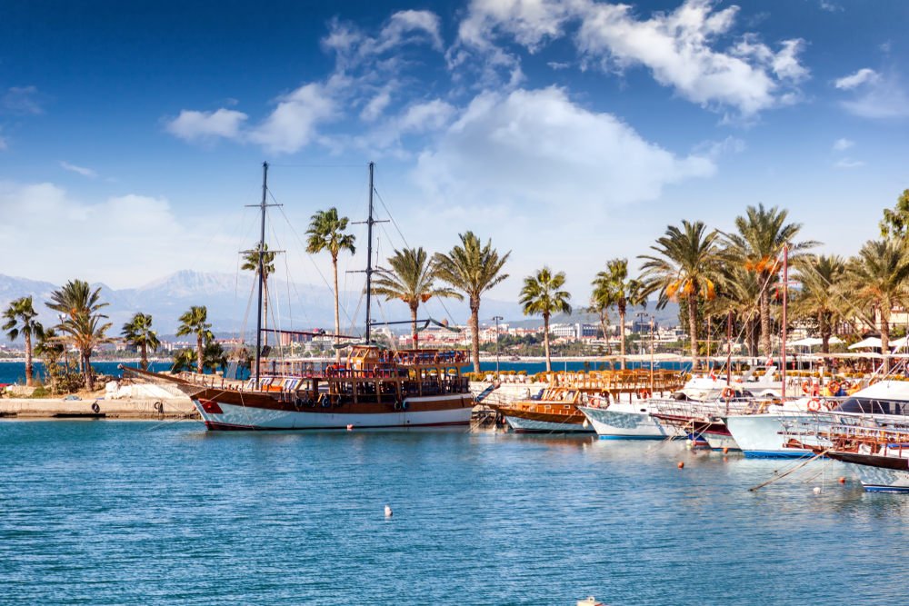 Port,With,Sightseeing,Boats,,Beautiful,Scenery,,Resort,Town,Side,In Side
