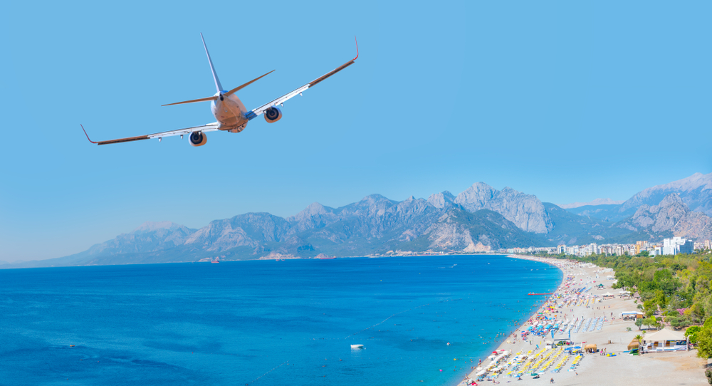 White,An,Air,Plane,Fly,Over,The,Konyaalti,Beach,Türkei