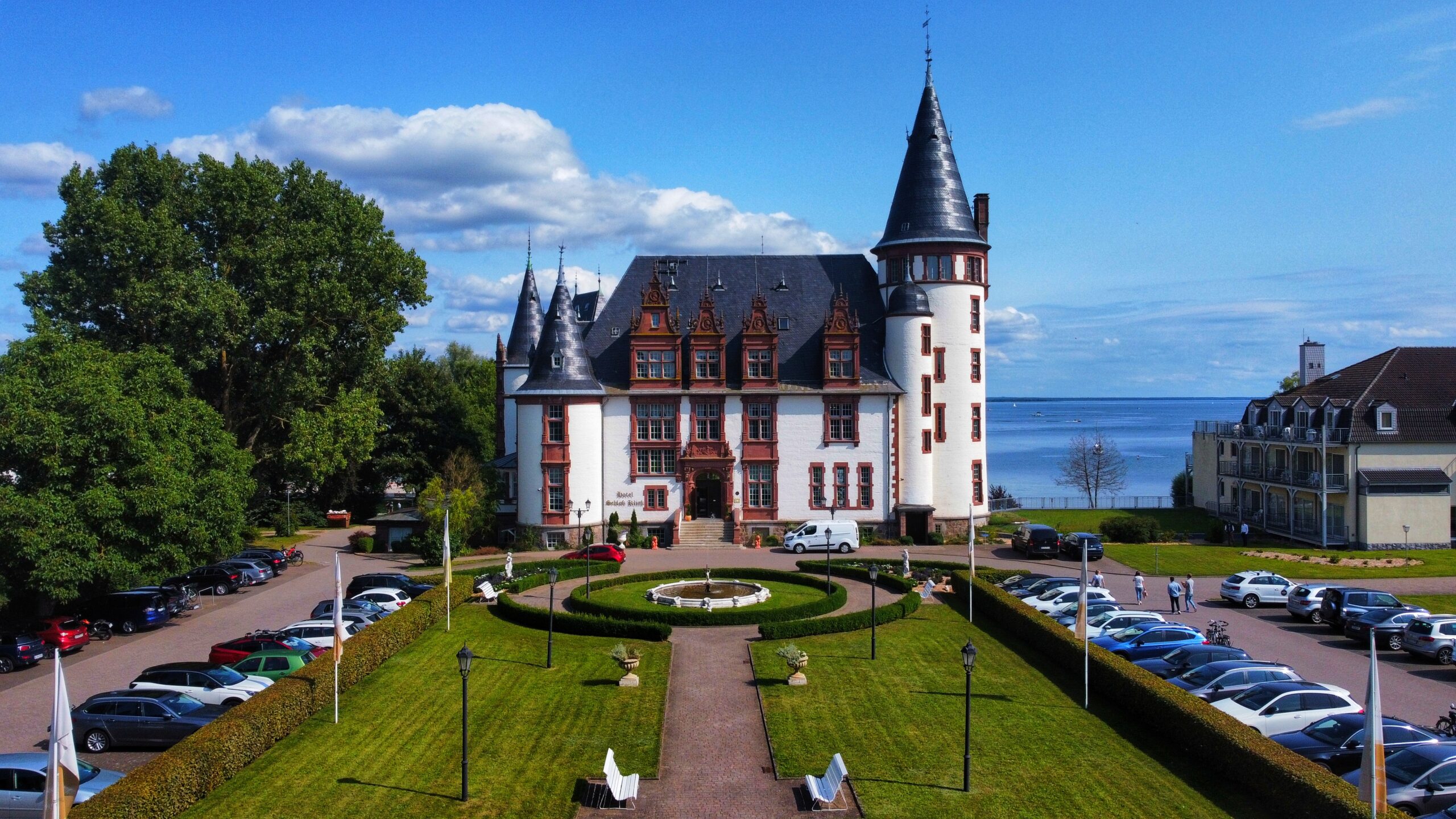 schloss_eingang_drohne_01