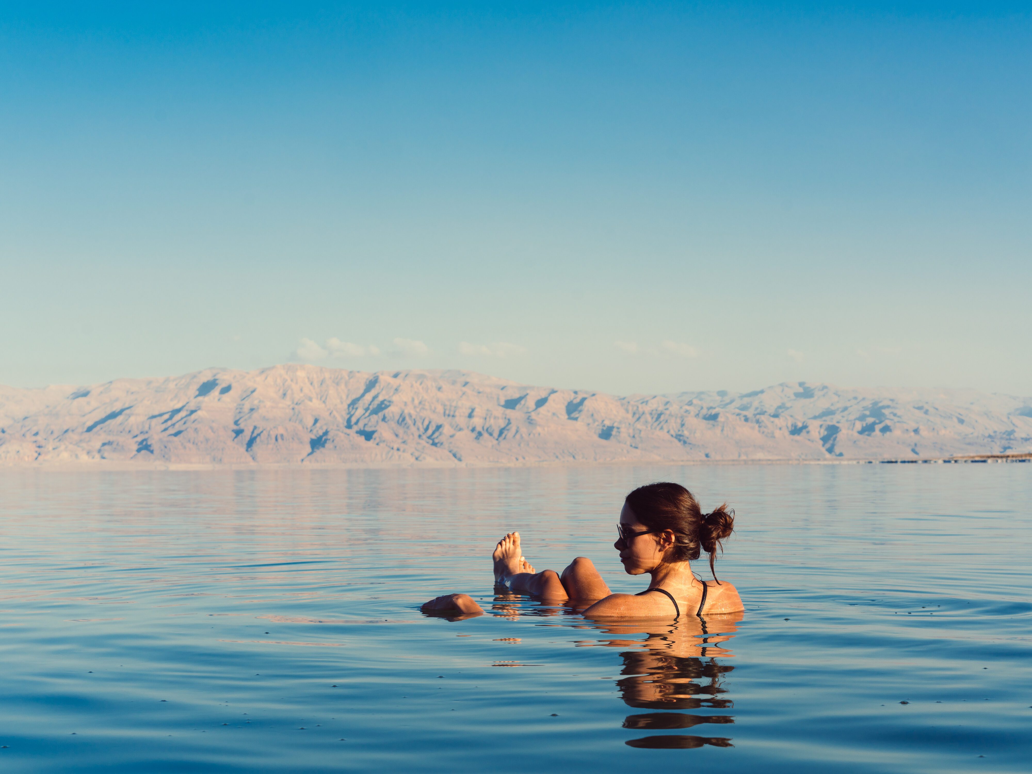 Girl,Is,Relaxing,And,Swimming,In,The,Water,Of,The