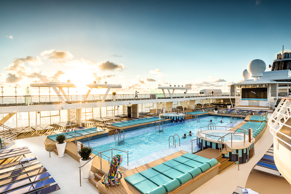 Außenpool auf der Mein Schiff 2